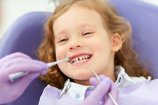 dziecko na wizycie u dentysty