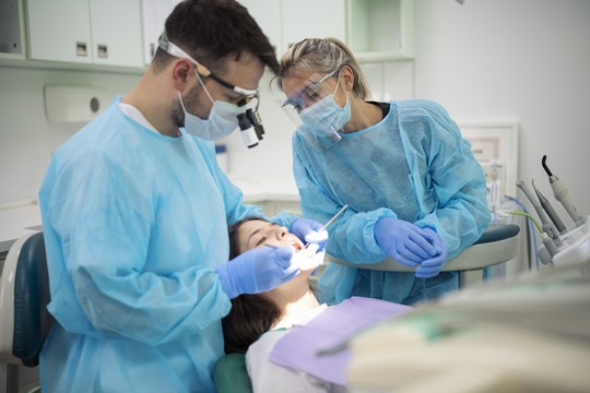 leczenie zębów u stomatologa