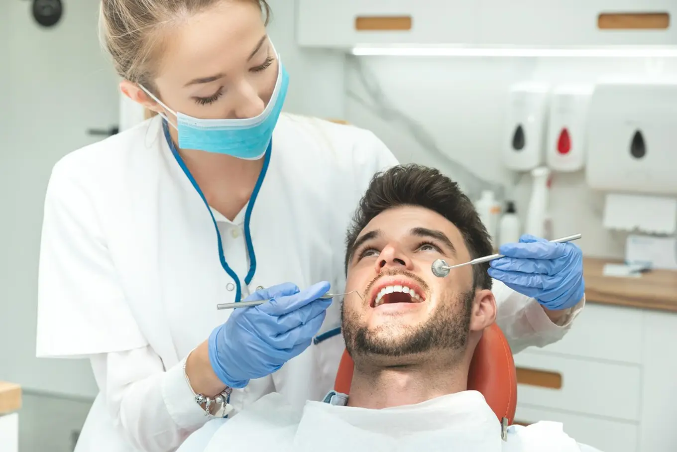 mężczyzna u dentysty
